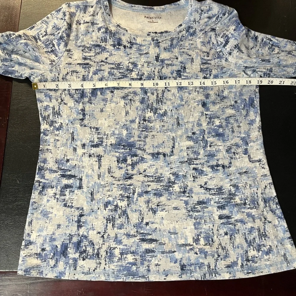 Relativity long sleeved tee size large - Picture 7 of 8